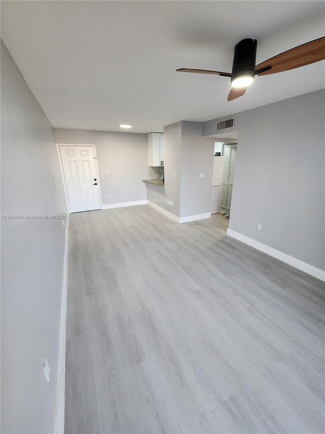 Foto del edificio - 8145 NW 7th St