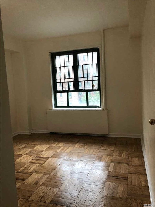 Foto del edificio - 1675 Metropolitan Ave