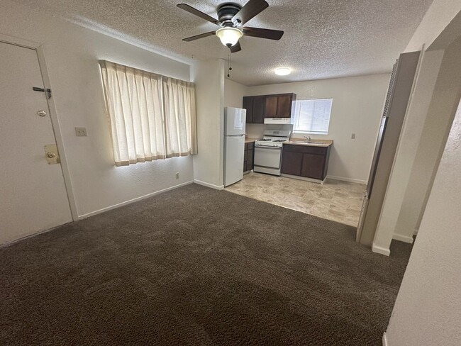 Building Photo - 2 Bed 1 Bath Apartment