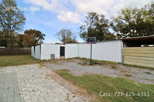 Building Photo - Charming 2 Bed, 2 Bath Home with Large Fen...