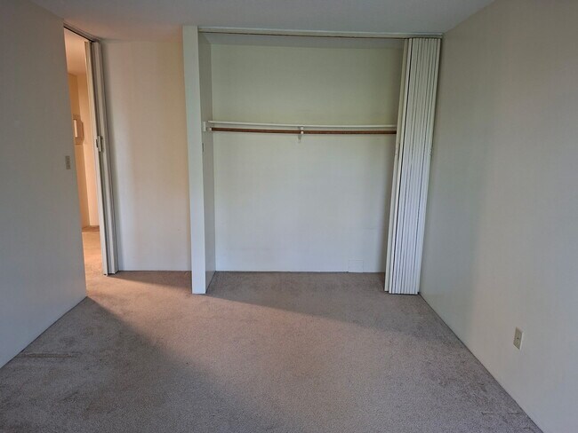 Building Photo - 1320 King Albert Ave