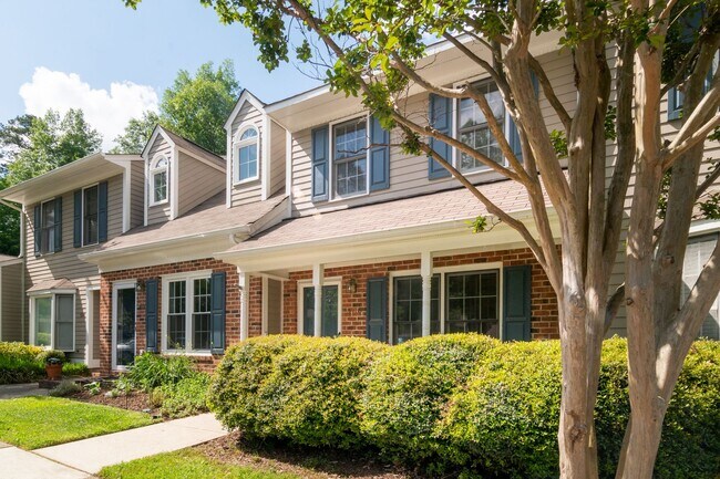 Building Photo - Beautiful Townhome 5 Mins to Duke & 10 min...