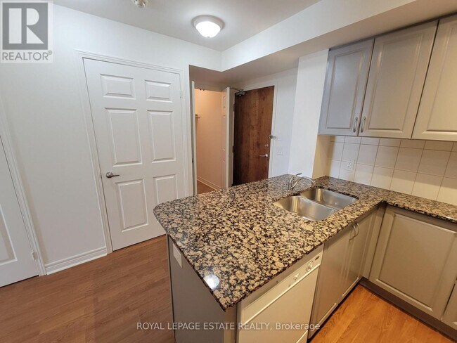 Photo du bâtiment - 60 Fairfax Crescent