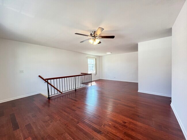 Foto del edificio - 358 Farmingdale Cir