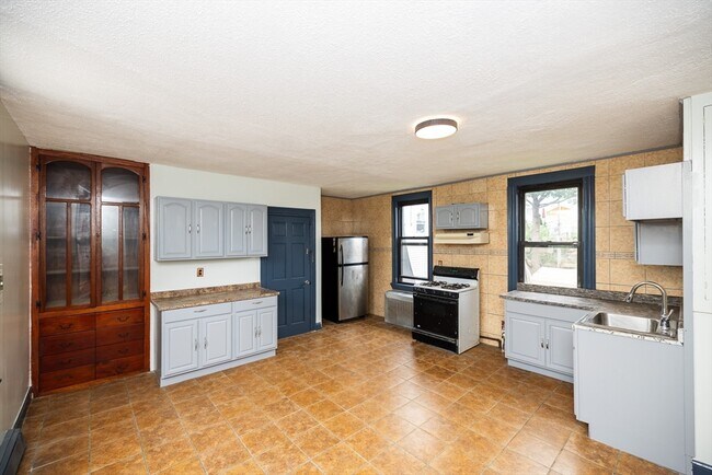 Building Photo - 32 Howard Ave