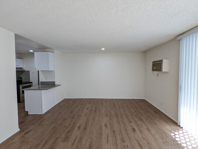 Building Photo - 2210 N Beachwood Dr