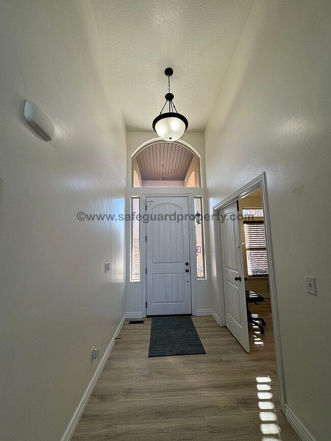 Building Photo - Beautiful Home available for July & August...