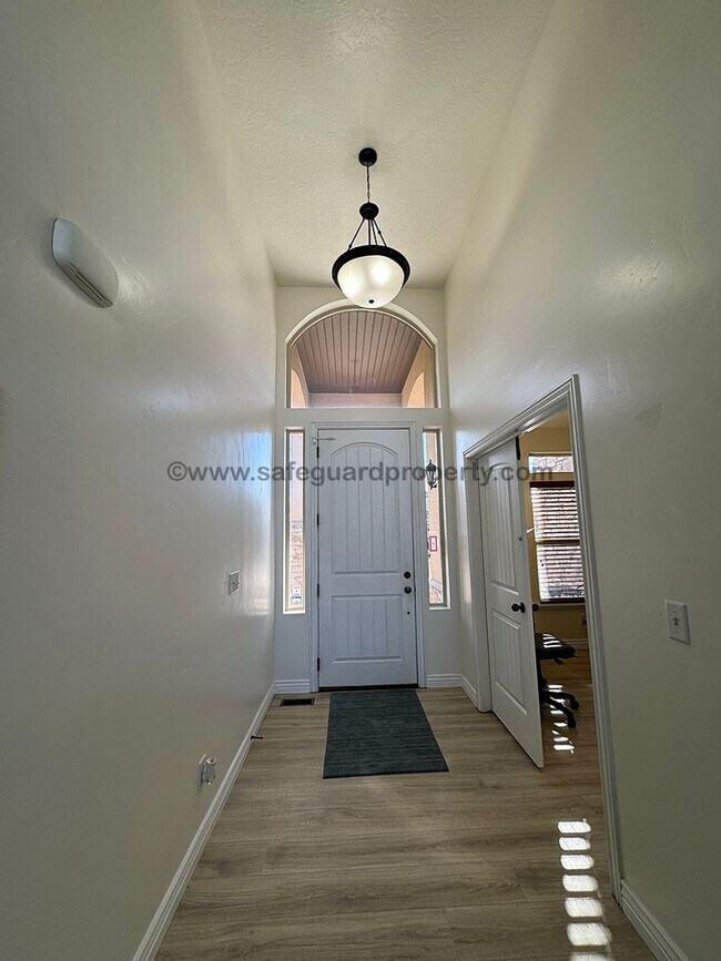 Building Photo - Beautiful Home available with Short Term L...