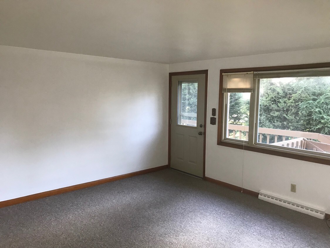 Foto principal - 1736 Lakeside Ave NW
