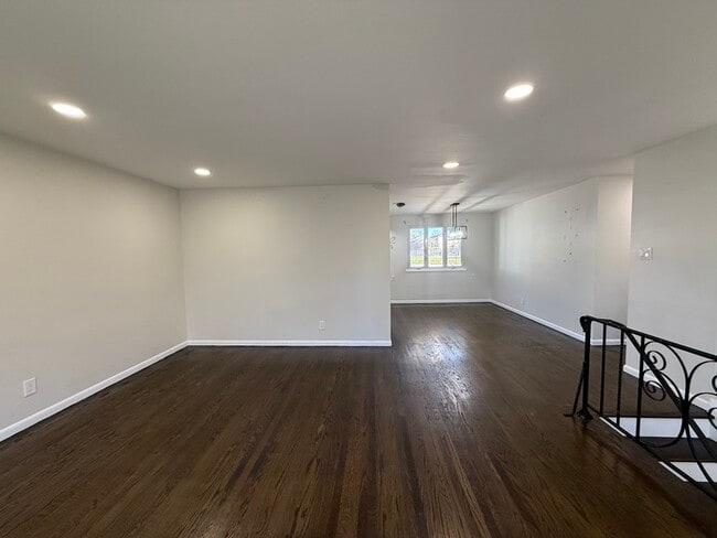 Building Photo - 205 Mardale Dr