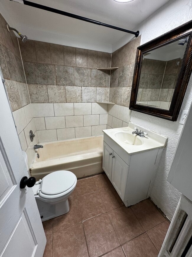 Building Photo - 1488 E Thacker St