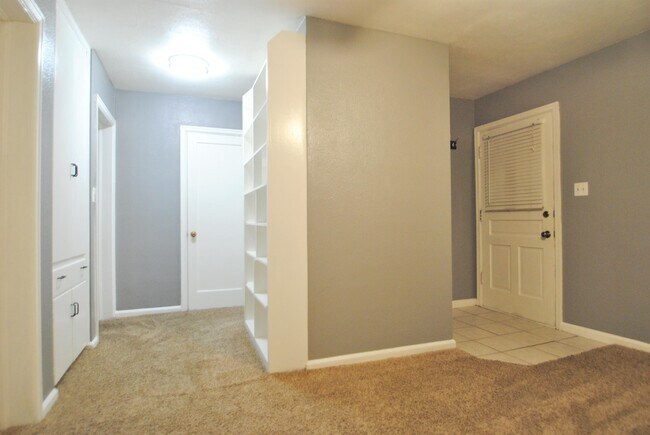 Building Photo - 439 Crescent Dr