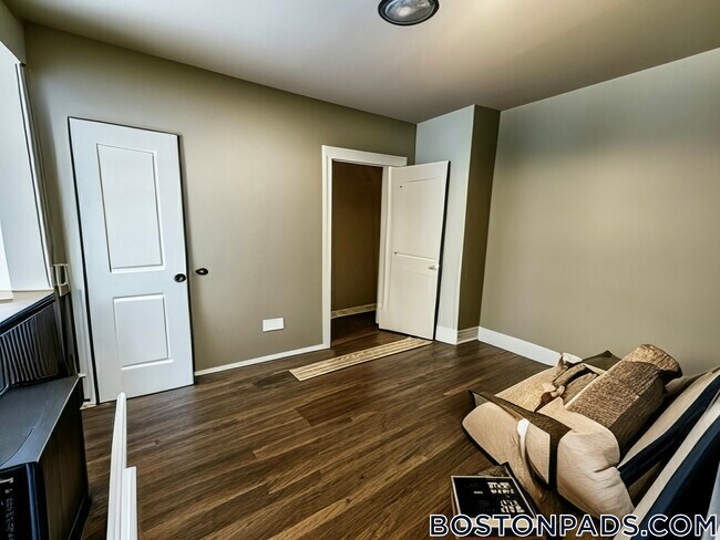 Foto del edificio - 16 Lakeville Rd