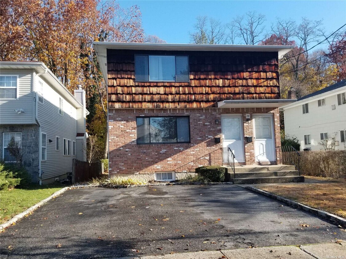 74 Ashwood Rd Unit 1st Fl, Port Washington, NY 11050 Room for Rent in