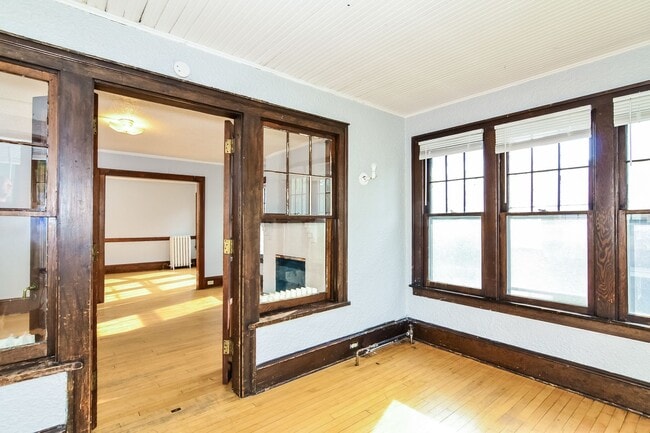 Building Photo - 509 6th St SE