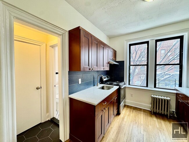 Building Photo - 79 STREET Stunning 2 bedroom close to all