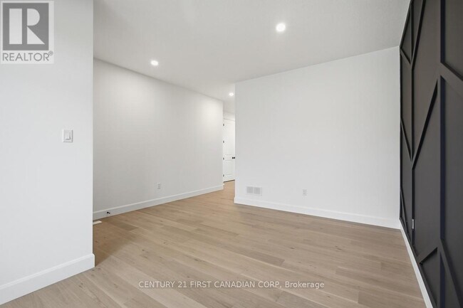 Photo du bâtiment - 1586 Upper W Ave