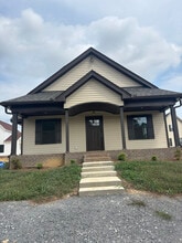 Building Photo - 231 Cherokee Dr
