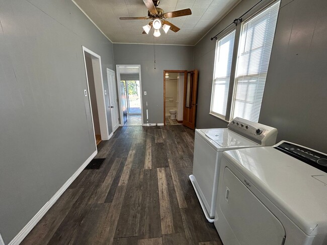 Foto del edificio - Nice-sized 2-bedroom 1-bath home with a la...