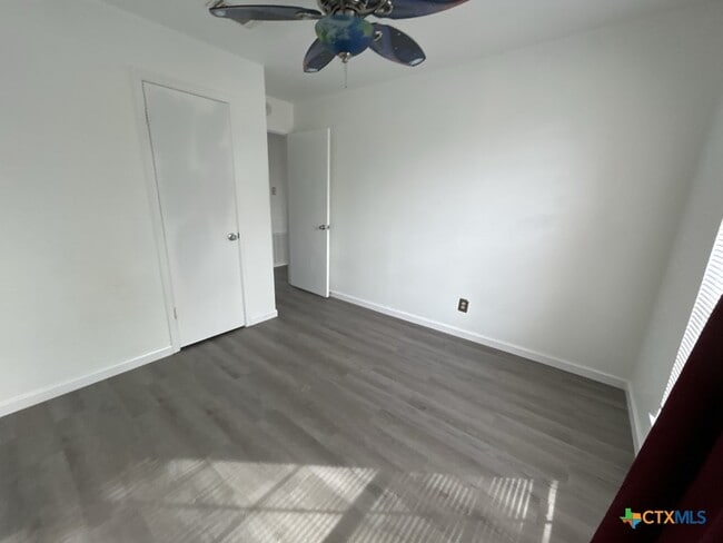 Building Photo - 2503 Armadillo Dr
