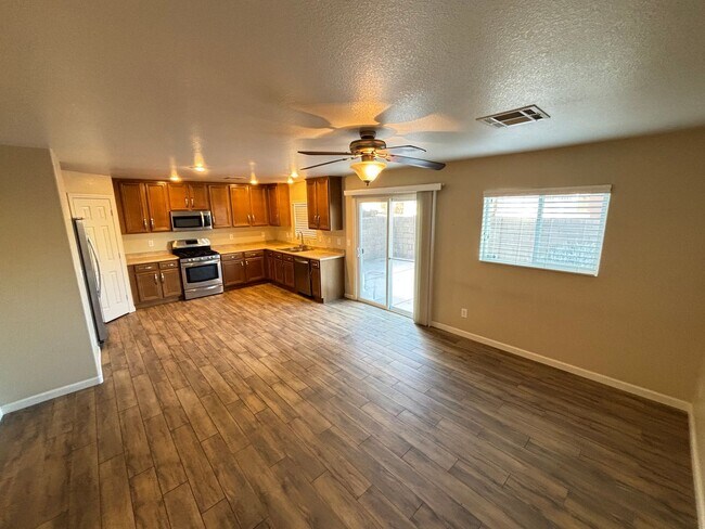 Building Photo - Gorgeous 3Bed/2.5Bath, 2-Story Home locate...