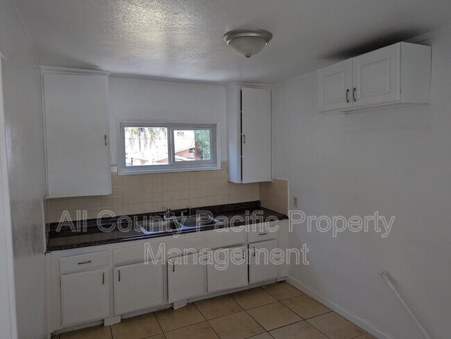 Building Photo - 8007 Holmes Ave