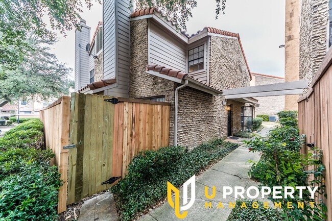 Building Photo - Location, Location, Location! Cozy townhou...