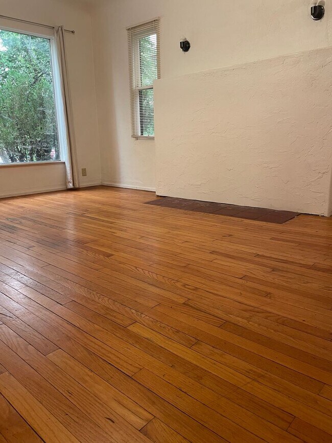 Building Photo - *WINTER SPECIAL - MOVE IN BY 12/31/2025 AND RECEIVE A 55'' FLAT SCREEN TV* CHARMING 2 BED 1.5 BAT...