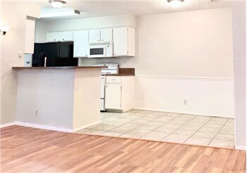 Foto del edificio - 9901 Hundred Oaks Cir