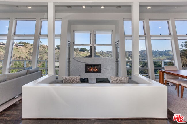 Building Photo - 7887 Willow Glen Rd