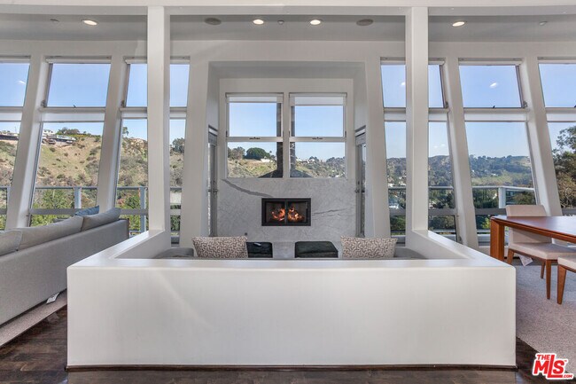 Foto del edificio - 7887 Willow Glen Rd