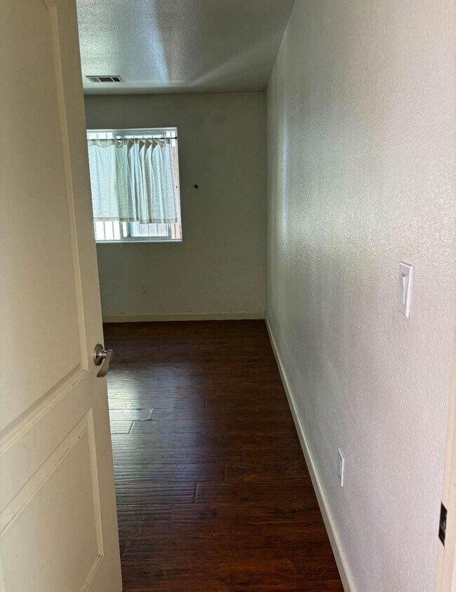 Open and gets great lighting - 11147 Compton Ave