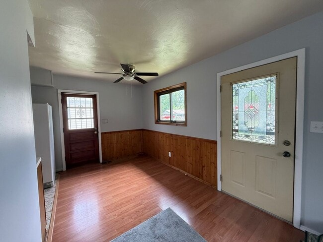 Building Photo - Spacious three bedroom one bath located on the southside.
