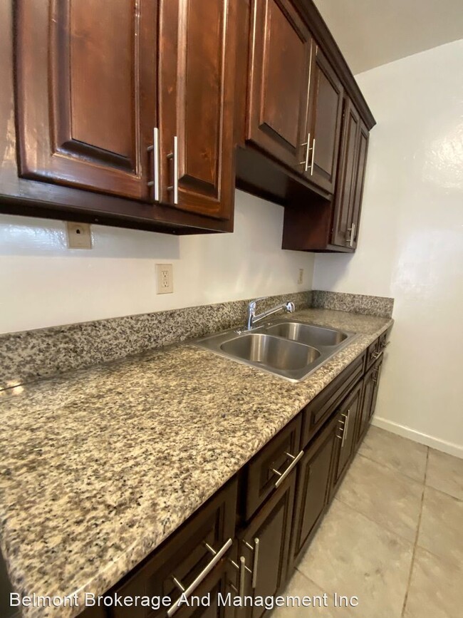 Foto del edificio - 3925-3939 E Broadway