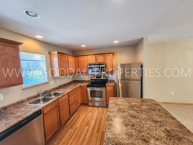 Building Photo - 2 Bedroom, 2 1/2 Bath Townhome in Urbandale.