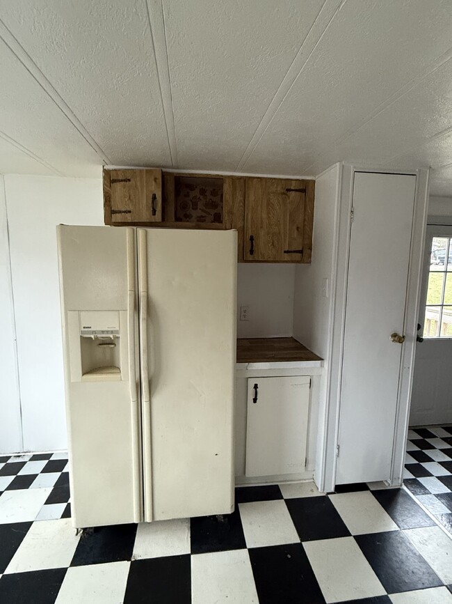 Building Photo - 2 Bedroom 1 Bath Mobile Home in Madison He...