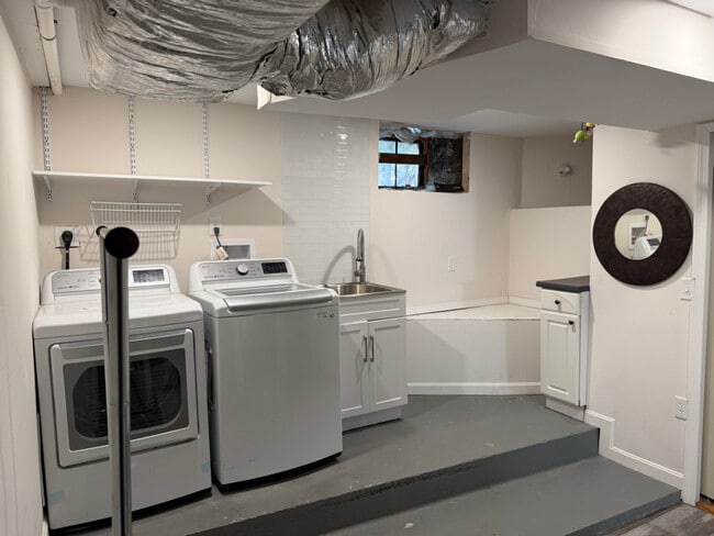 Building Photo - 89 Monroe St