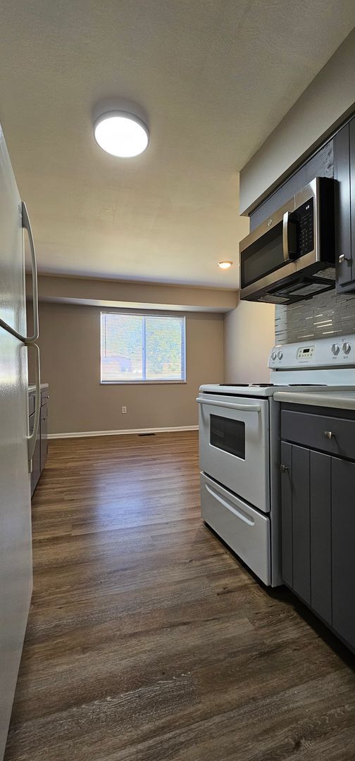 Building Photo - 3007-3009 Creekview Circle