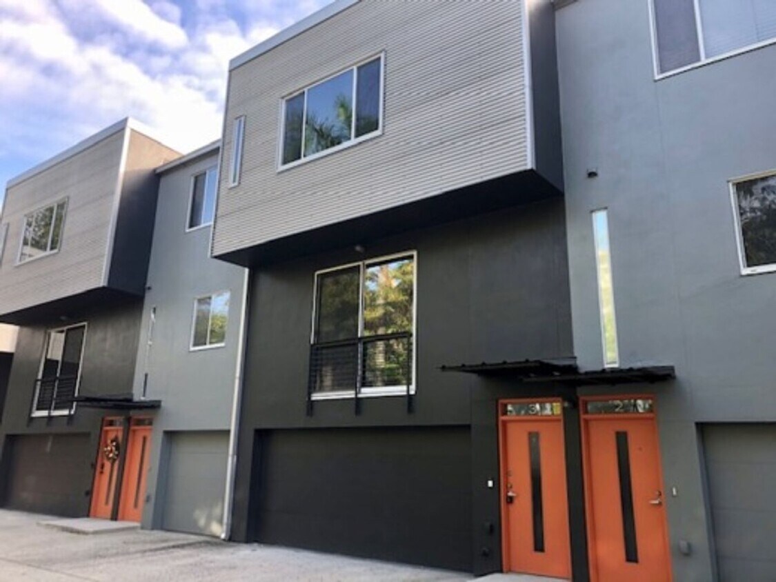 Foto principal - Sleek, Industrial-Modern Townhome in South...