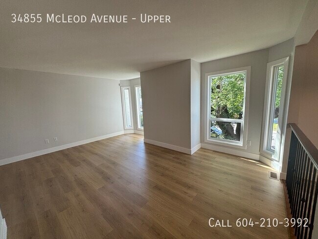 Photo du bâtiment - Upper Home in Desired East Abbotsford