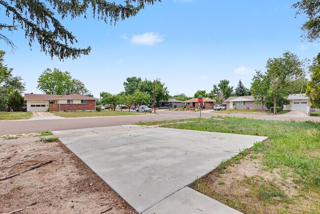 Building Photo - 1731 Auburn Dr