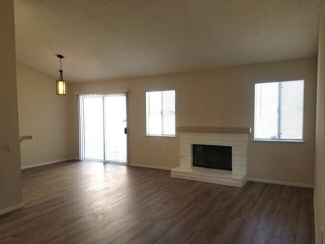 Foto del edificio - Charming 2 bed 2 bath in west side of Heme...