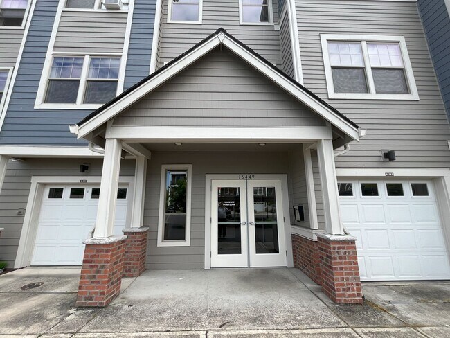 Building Photo - Modern 1-Bedroom Apartment with Stylish Fi...