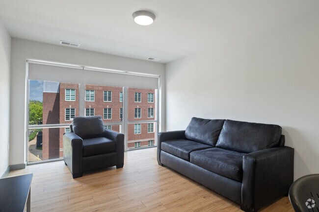 3 habitaciones, 2 baños - 850 pies cuadrados - Sala de estar - Smile Student Living - 615 S Wright