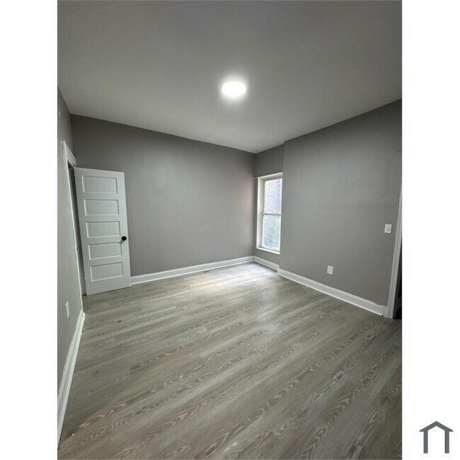 Building Photo - 3 Bedroom Home