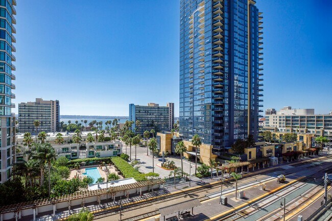 Foto del edificio - Rare Availability in Sapphire Tower!