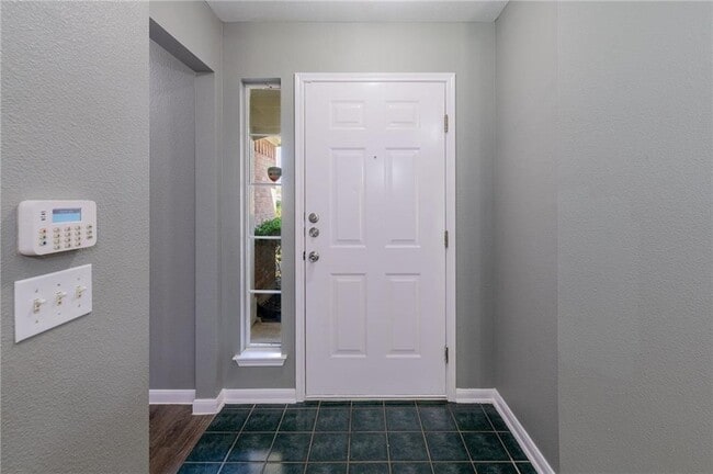 Building Photo - 1000 Honeysuckle Dr