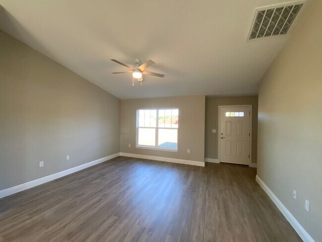 Building Photo - *** COMING SOON NOT AVAILABLE FOR SHOW UNIT MID APRIL....3/2/2 Silver Spring Shores **Won't Last***