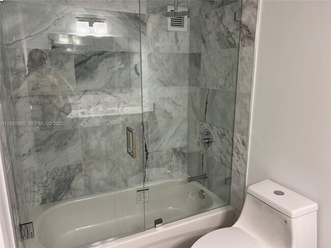 Foto del edificio - 555 NE 15th St