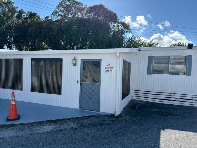Building Photo - 27 Pine Ridge Dr